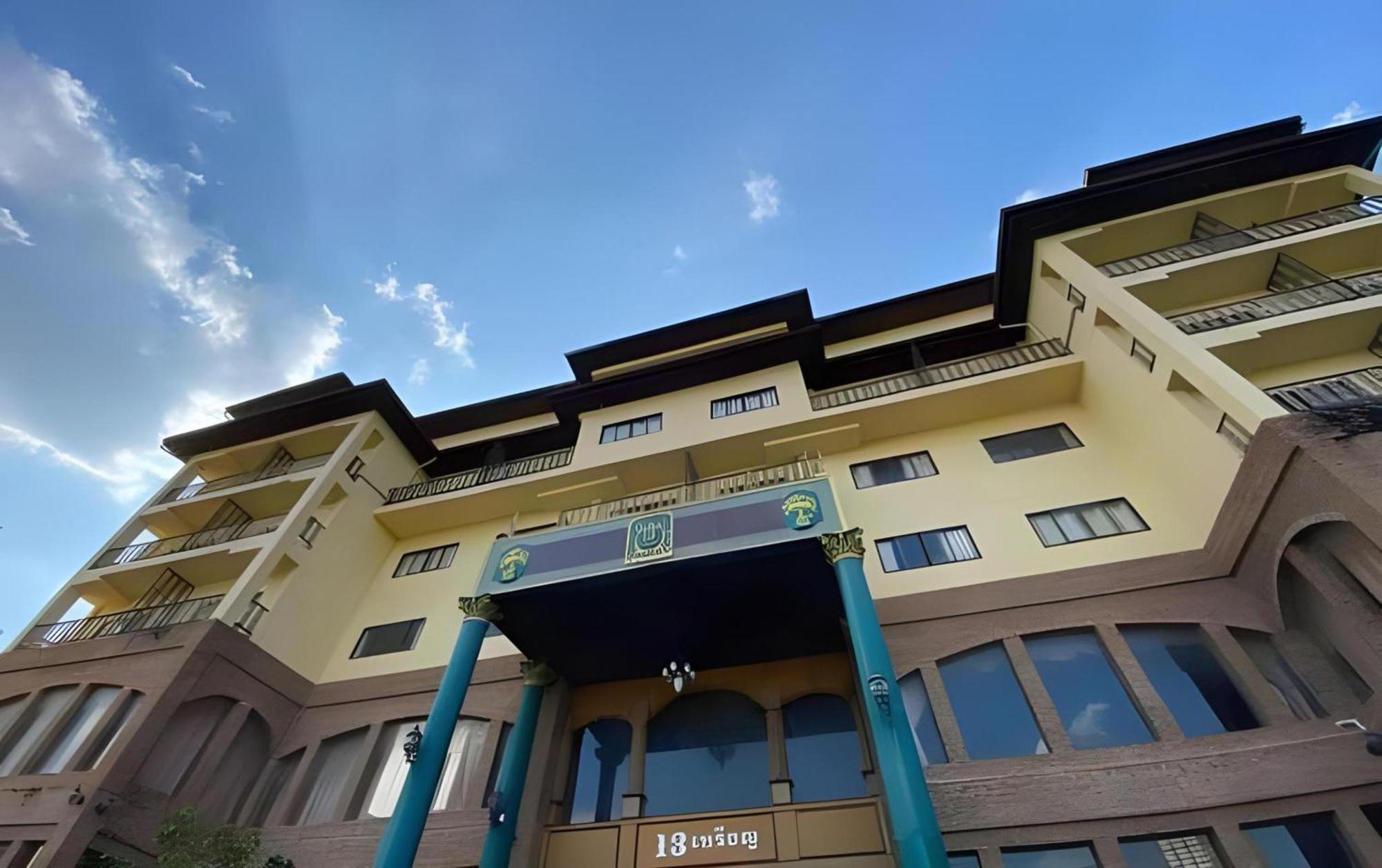 13硬币邦艾酒店 暖武里 外观 照片