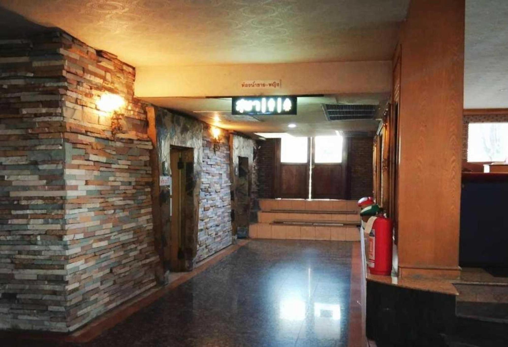 13硬币邦艾酒店 暖武里 外观 照片